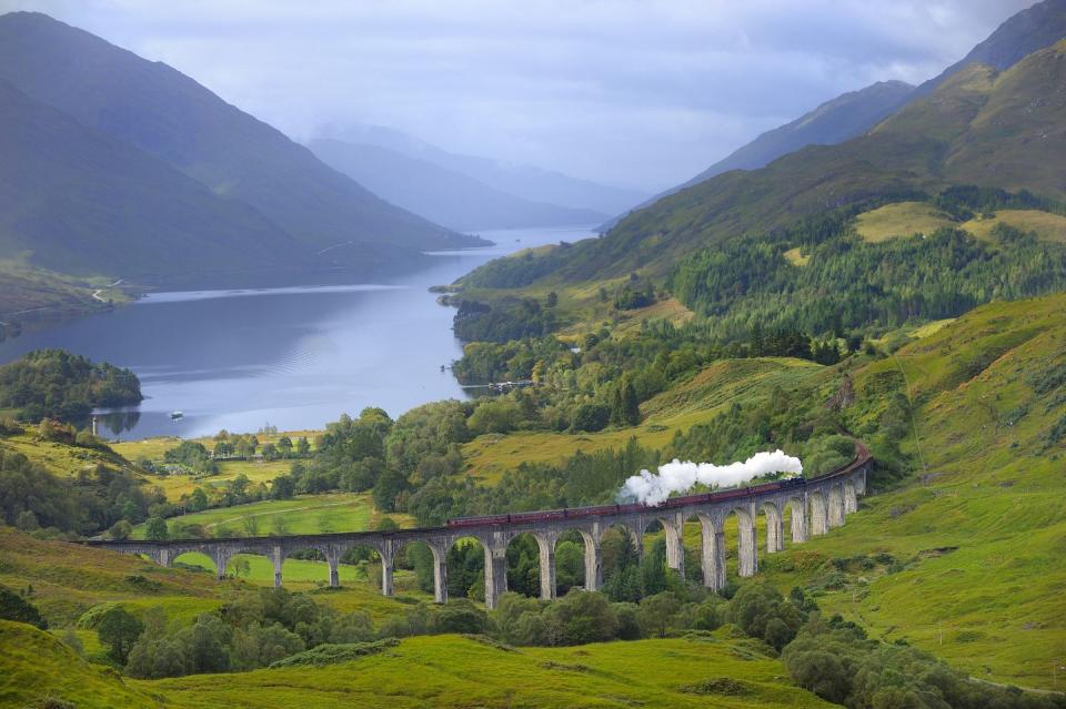 jacobite steam train, crossing the glenfinnan viaduct