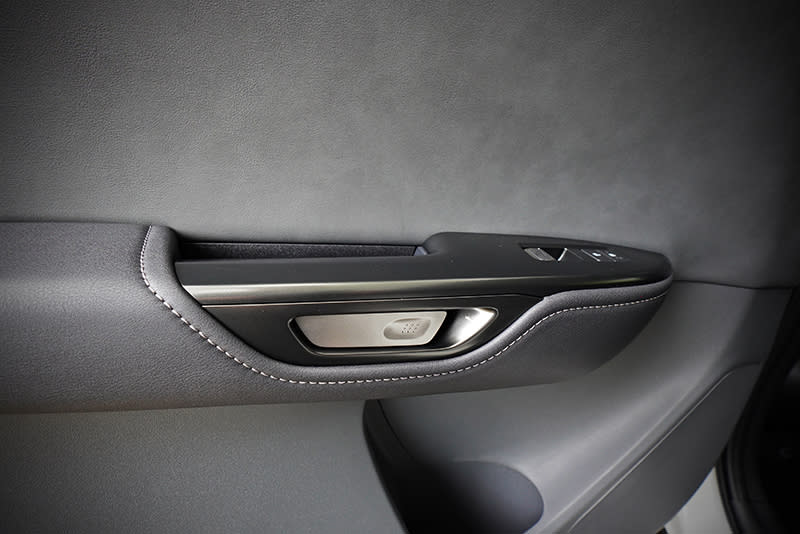 大面積平整化門版皆以軟質材料鋪陳，按鈕式門把也是新世代Lexus專屬配置。