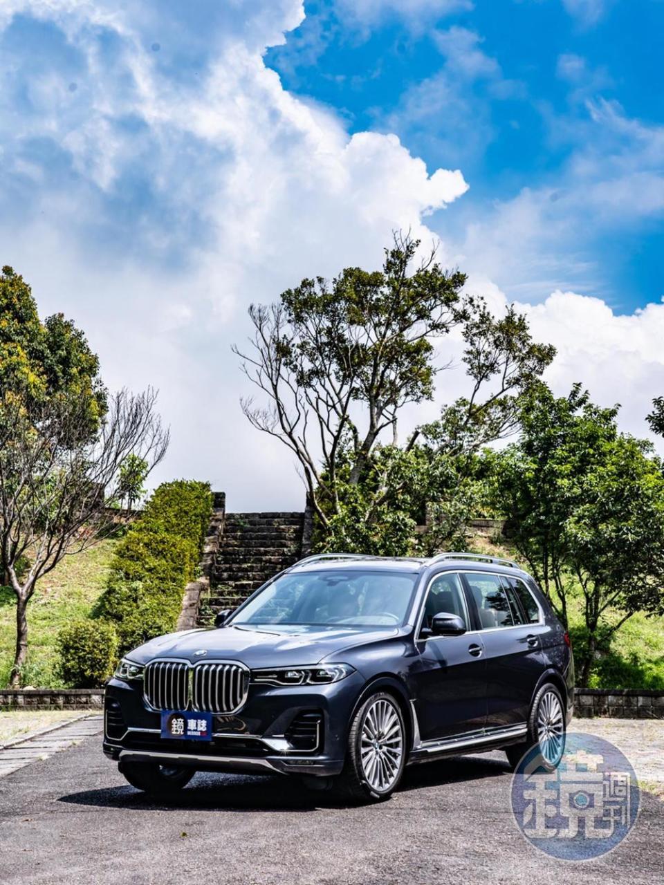 原廠代號G07的BMW X7擁有長寬高5,151×2,000×1,805mm、軸距3,105mm的壯闊身軀，也因為如此，她可是貨真價實的「正三排」座椅配置，第二排座椅還可以前後移動。