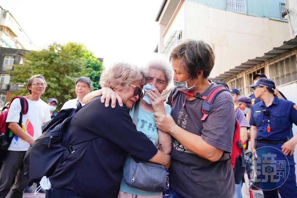 南鐵最後拒遷戶的居民在13日面臨怪手開拆，含淚離開家園。