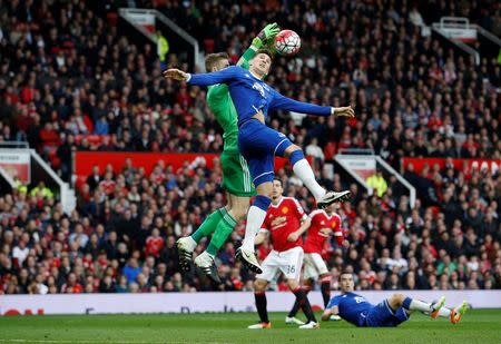 Football Soccer - Manchester United v Everton - Barclays Premier League - Old Trafford - 3/4/16 Manchester United's David De Gea gathers the ball from Everton's John Stones Reuters / Phil Noble Livepic EDITORIAL USE ONLY.