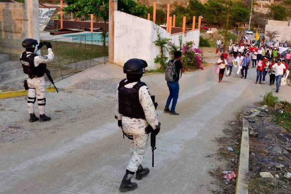 guardia nacional vigila recorrido de candidato debido a la violencia electoral, la cual ya suma 28 aspirantes asesinados