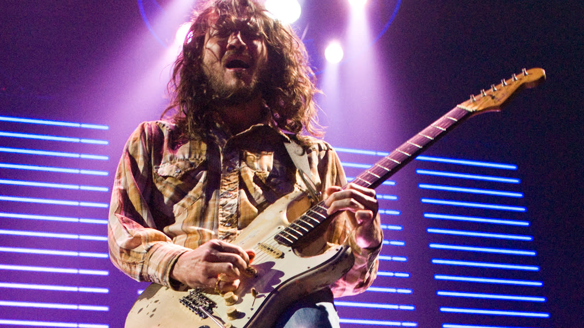  John Frusciante of Red Hot Chili Peppers performs on stage at Palau Sant Jordi on May 30, 2006 in Barcelona, Spain. 