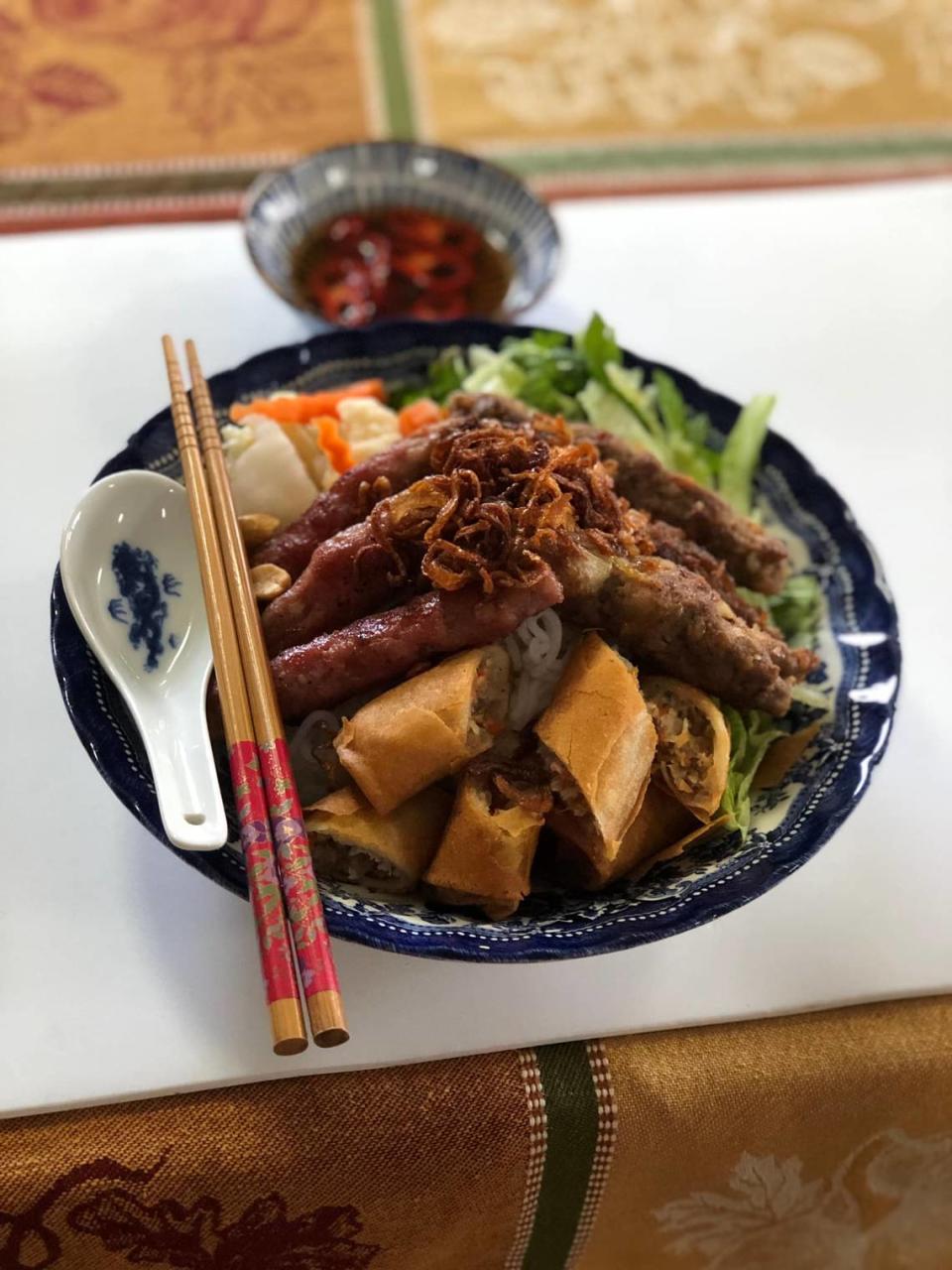 Bun thit nuong nem nuong Thai Lotus