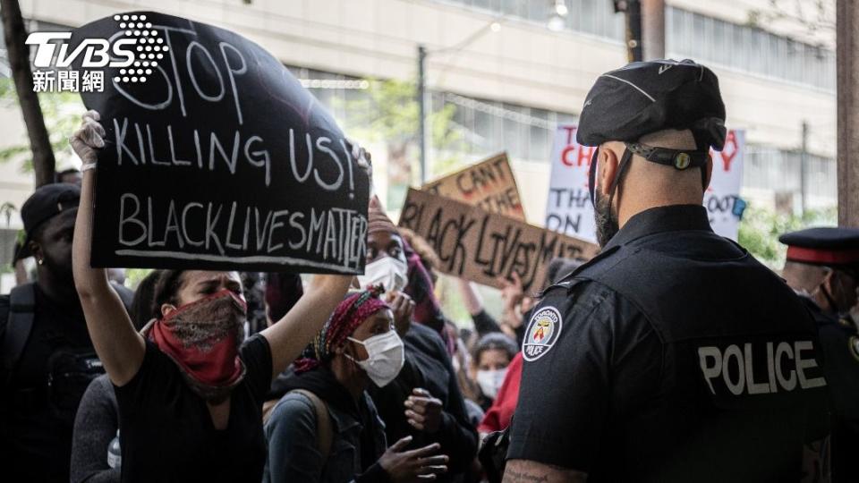 美國出現抗議警察針對非裔族群強硬執法的示威行動。（圖／shutterstock達志影像）