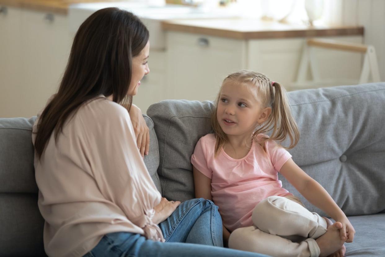 Muchos padres y madres que dominan otros idiomas aprendidos tras ser hablantes competentes del español como lengua materna se plantean "regalárselos" a sus hijos. <a href="https://www.shutterstock.com/es/image-photo/happy-mother-little-daughter-talking-sharing-1529846228" rel="nofollow noopener" target="_blank" data-ylk="slk:Fizkes/Shutterstock;elm:context_link;itc:0;sec:content-canvas" class="link ">Fizkes/Shutterstock</a>