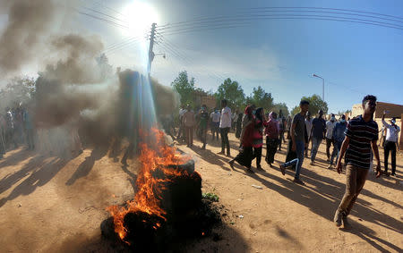 Sudanese demonstrators burn tyres as they participate in anti-government protests in Omdurman, Khartoum, Sudan January 20, 2019. REUTERS/Mohamed Nureldin Abdallah