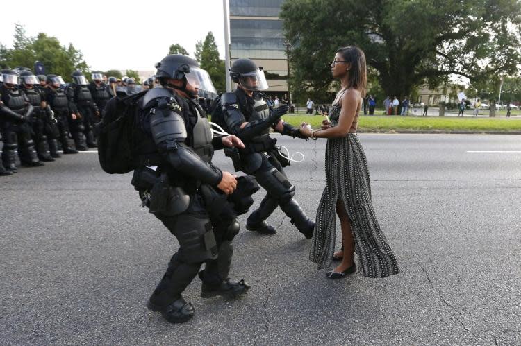 Cualquier semejanza no es coincidencia. Ieshia Evans fue arrestada tras acercarse pacíficamente a los policías durante una protesta en Luisiana hace unos meses. Twitter