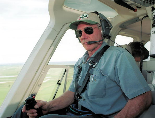 Harrison Ford utilizó su helicóptero para rescatar a un Niño Escucha que se perdió el en Parque Nacional Yellowstone en 2000. El chico pernoctó a la intemperie y su rescate de película sucedió a la mañana siguiente cuando el intérprete de ‘Han Solo’ lo avistó y aterrizó su helicóptero. El hombre vive en un rancho en Wyoming y suele prestar su helicóptero a la policía como una medida de ahorro. Getty