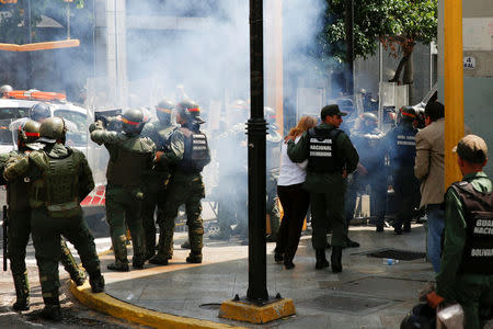 Venezuelan National Guards, escort people as they walk out from the National Assembly after a session in Caracas, Venezuela October 27, 2016. REUTERS/Carlos Garcia Rawlins