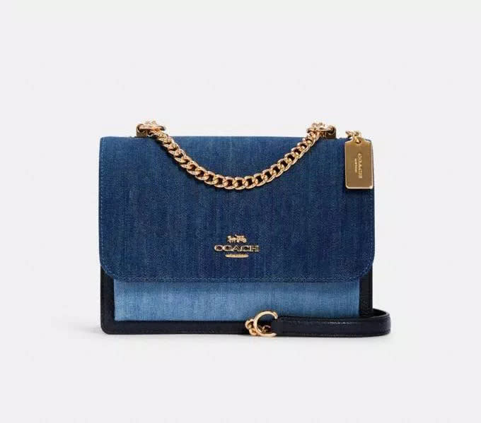 Bolso cruzado Klare (Imagen de Coach Outlet).