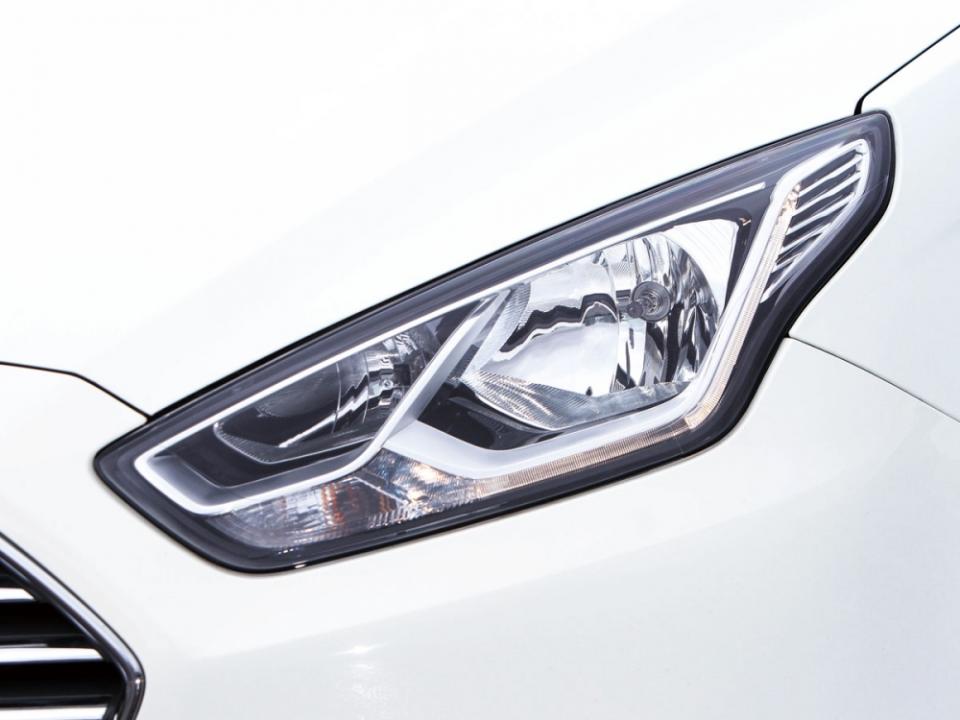 鷹眼造型的五段式可調頭燈，將車頭質感提升且賦予凌厲冷酷氣質。