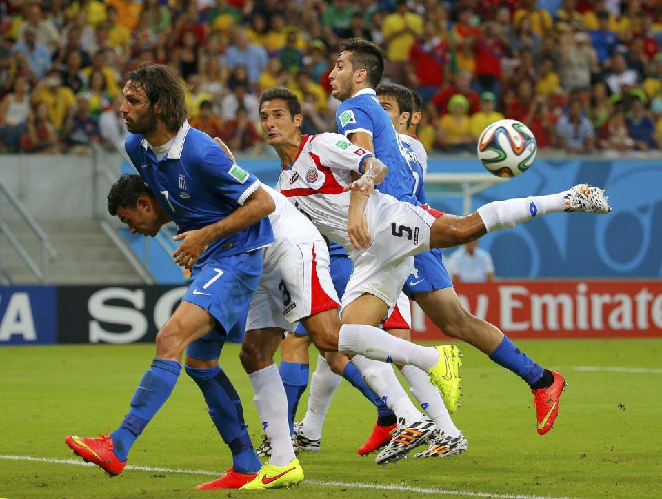 Greece's Giorgios Samaras (L) and Kostas Manolas (centre R) fight for the ball with Costa Rica's Giancarlo Gonzalez (2nd L) and Celso Borges (C) during their 2014 World Cup round of 16 game at the Pernambuco arena in Recife June 29, 2014. REUTERS/Brian Snyder