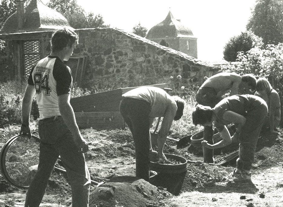 Freiwillige Helfer graben 1984 die Stätte von Melville House aus. - Copyright: National Museums Scotland