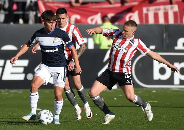 Benjamín Domínguez y Santiago Ascacibar, un duelo que se repitió en el mediocampo; el juvenil del Lobo se desgastó al desandar el carril izquierdo, mientras que el volante del Pincha ofreció equilibrio y aportó en ofensiva