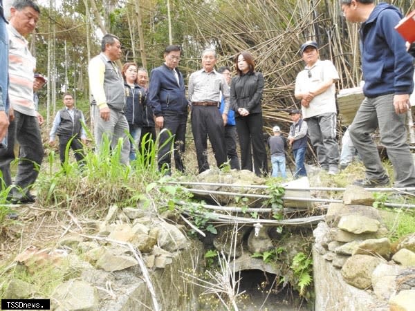 南投縣長林明溱會勘國姓鄉多處水患頻仍的野溪山溝，允諾所需逾六百萬經費全由縣府籌措支應。(記者蔡榮宗攝)