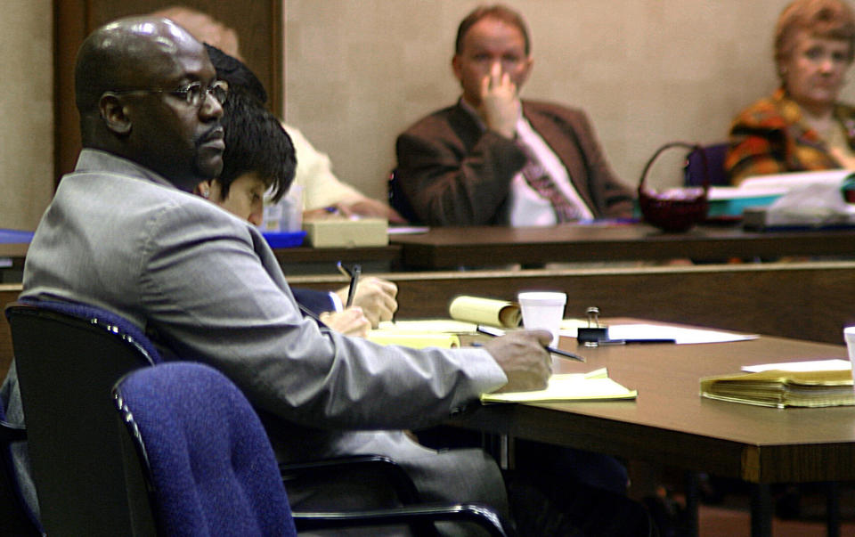 Curtis Flowers (left) listens to testimony in his third capital murder trial in Winona, Mississippi, on&nbsp;Feb. 6, 2004. (Photo: ASSOCIATED PRESS)