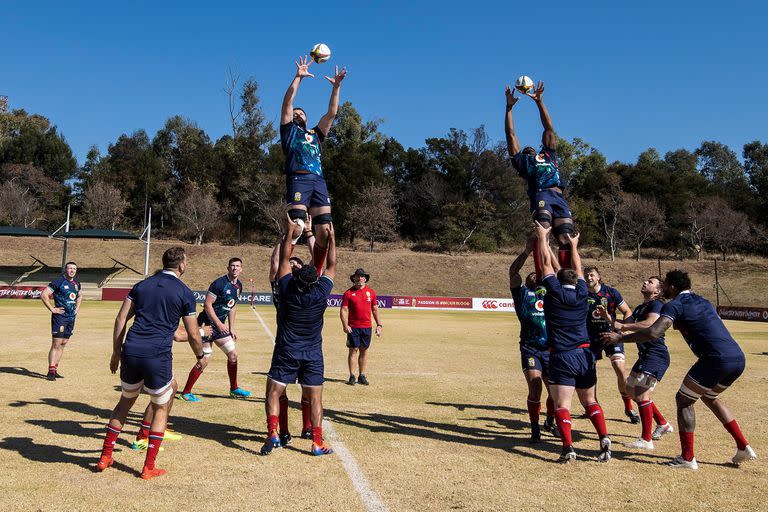 Ensayos de line-out en St. Peter's College, de Johannesburgo, para la gira de B&I; Lions por Sudáfrica.