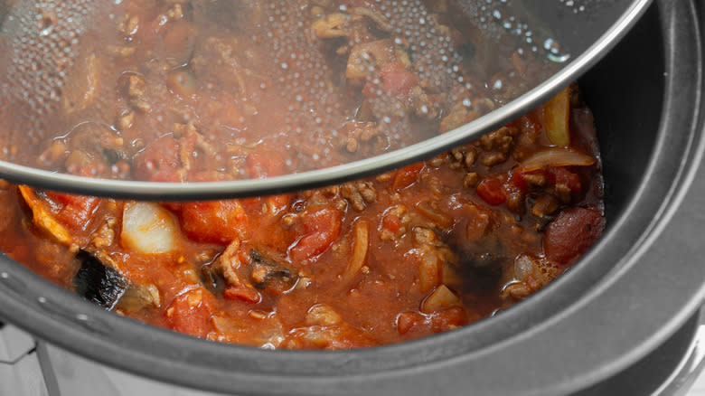 slow cooker with lid