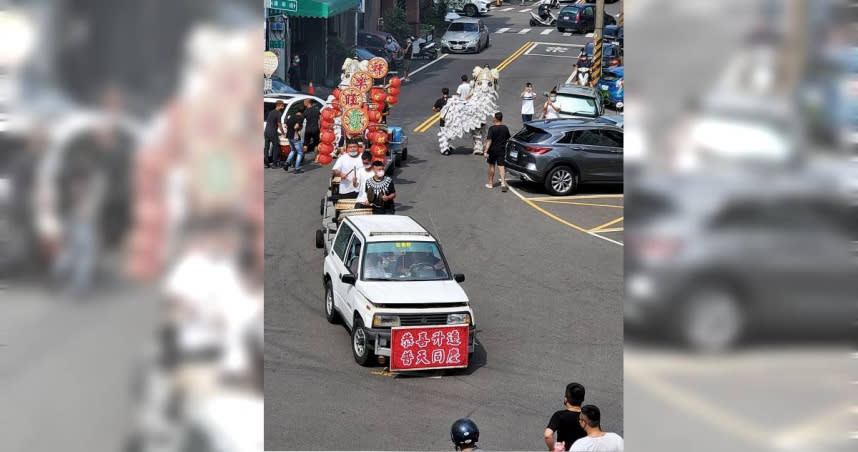 竹東鄉親為慶祝分局長江建忠升官，請來蜈蚣鼓陣頭和白獅團慶祝，此舉被警方視為挑釁公權力，已請相關民眾到案說明。（圖／讀者提供）