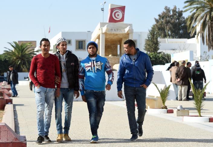 Tunisian graduates and unemployed youth walk down Mohamed Bouazizi square on December 14, 2015, in the impoverished central town of Sidi Bouzid, three days ahead of the fifth anniversary of the self-immolation of Mohamed Bouazizi (AFP Photo/Fethi Belaid)