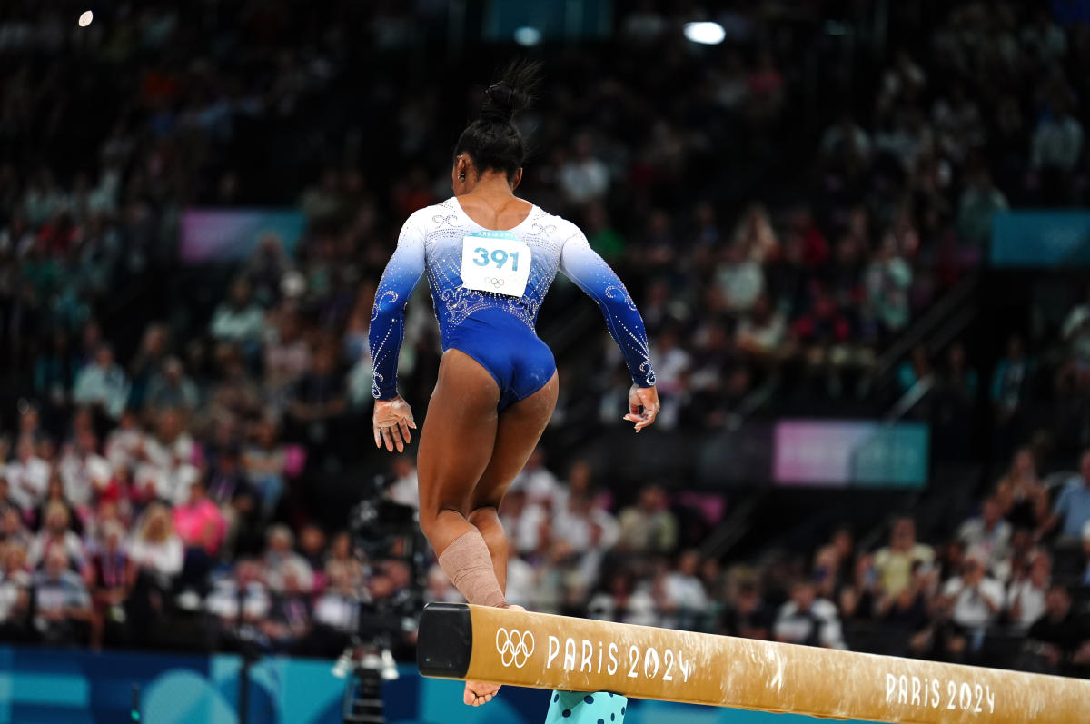 Paris Olympics Simone Biles stumbles on balance beam, fails to medal