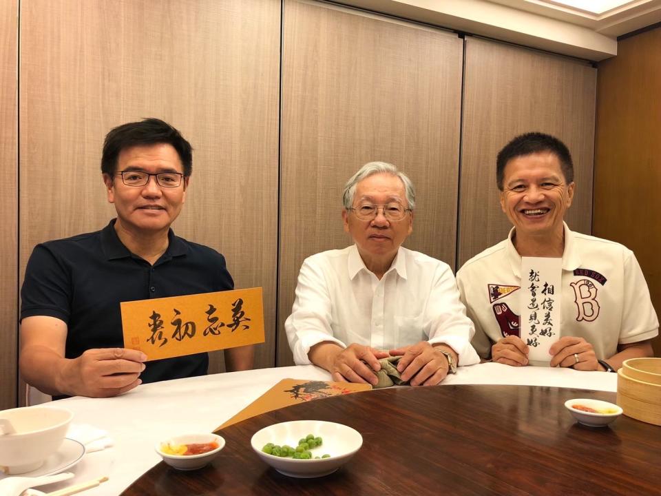 兄弟象洪瑞河洪領隊(中)，上曾文誠(右)、梁功斌(左)主持的Podcast節目《台北市立棒球場》，聊當年成立棒球隊與職業聯盟的契機、黑象事件、轉賣球隊的秘辛，以及他對那魯灣公司成立台灣大聯盟，到兩聯盟合併的看法。(圖片提供 / 曾文誠)