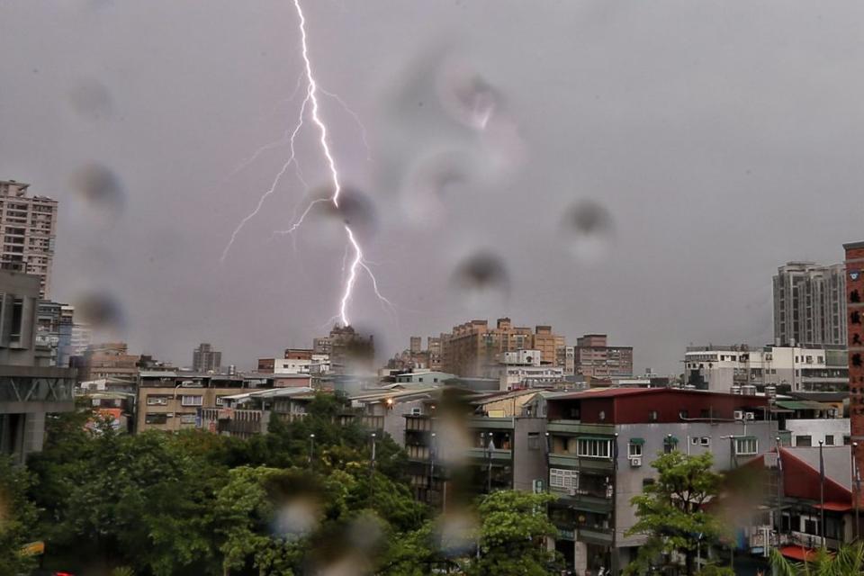 午後熱對流旺盛，當心雷陣雨。（示意圖／報系資料照）