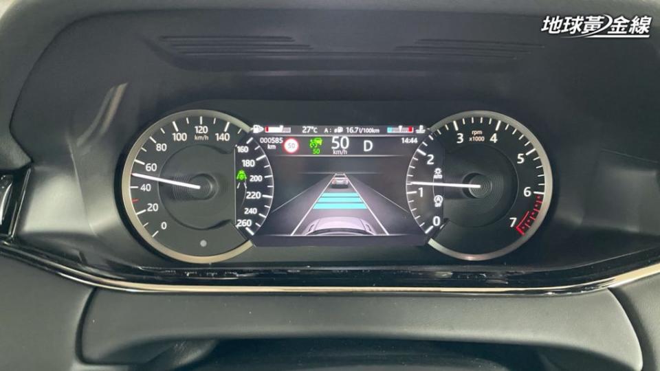 駕駛座前方採用雙環式儀表，在中央也以液晶顯示幕提供基本的車輛資訊以及ADAS系統的作動情況。 (圖片來源/ 地球黃金線)