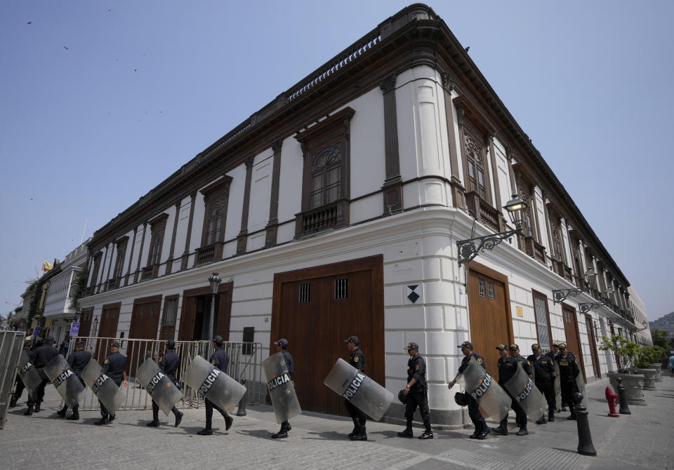 Patrulla policial en el centro de Lima, Perú, el viernes 9 de diciembre de 2022. (AP Foto/Fernando Vergara)