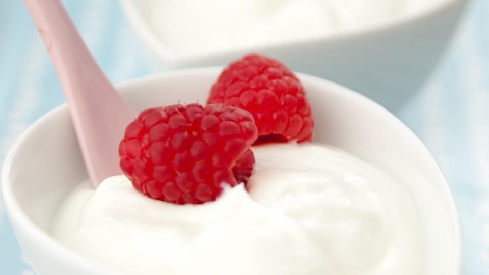 snacks for diabetics greek yogurt with raspberries
