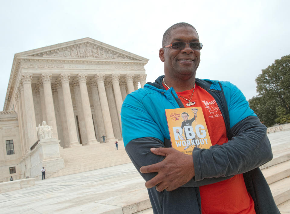 Bryant Johnson, entrenador físico personal de la Ruth Bader Ginsburg, jueza de la Corte Suprema de Estados Unidos, recién falllecida. (AP Photo/J. Scott Applewhite)