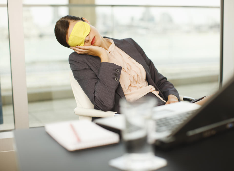 Lo mejor es dormir la siesta acostado y bloqueando la luz. Foto: Getty Images