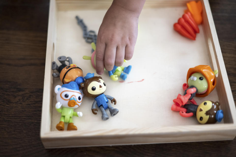 Francis Gaskin, de 4 años, juega con las figuras de "Octonautas: Misión en la Tierra", serie derivada de un programa de la BBC de larga duración disponible en Netflix y que aborda el cambio climático de manera explícita, en su casa de Houston, el 23 de septiembre de 2022. (Brandon Thibodeaux/The New York Times).