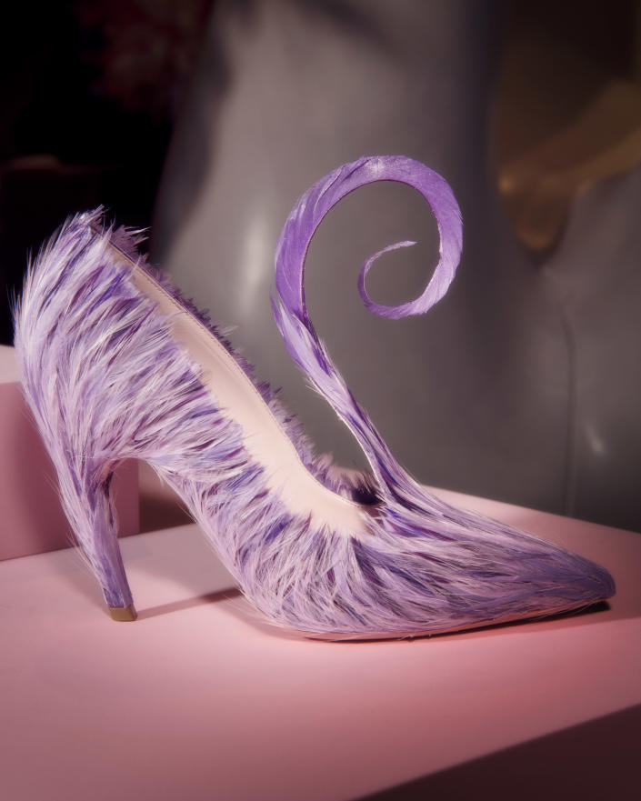 Roger Vivier Fall &#x002019;22 feather pump