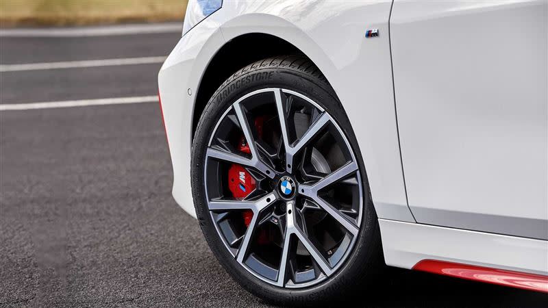 BMW 128ti配置專屬18吋Y輻式553 M型雙色鋁圈，並可免費選配米其林Pilot Sport 4性能胎。（圖／翻攝自BMW官網）