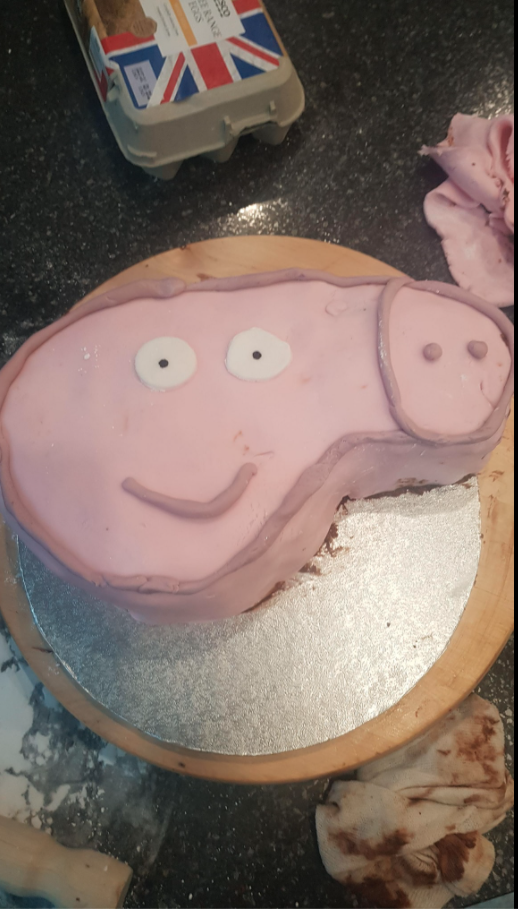 Der missratene Kuchen einer Mutter ist im Internet viral gegangen. Foto: Facebook