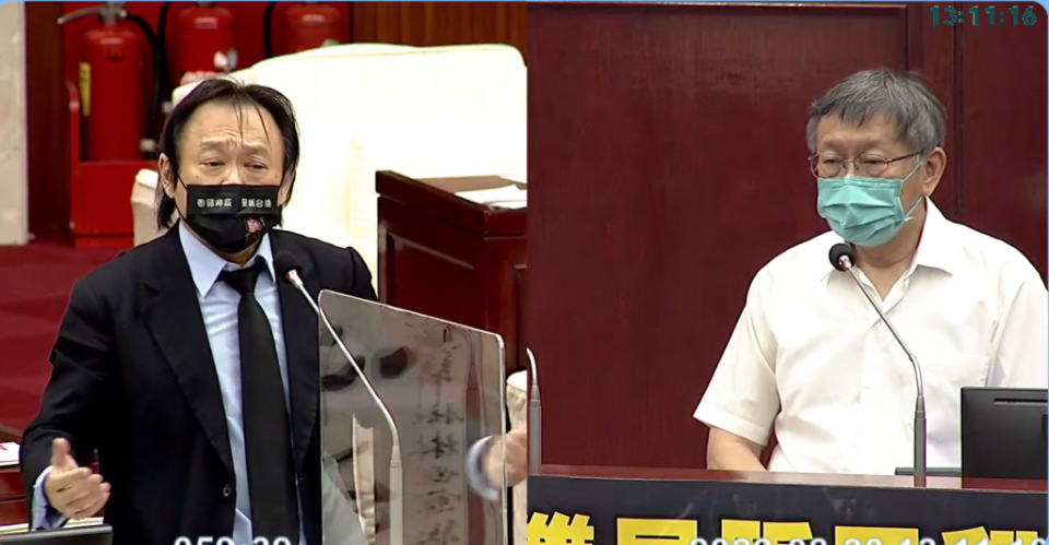 民進黨台北市議員王世堅質詢台北市長柯文哲。（圖／翻攝自柯文哲臉書）
