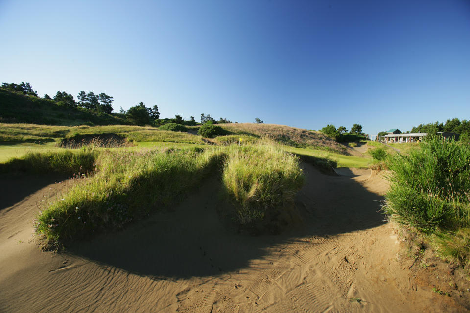 BANDON, OREGON, UNITED STATES - JUNE 16: The treacherous bunker beside the green on the591 yard par 5, 18th hole on the Pacific Dunes Course, designed by Tom Doak at the Bandon Dunes Golf Resort on June 16, 2005 in Bandon, Oregon, United States.  (Photo by David Cannon/Getty Images)
