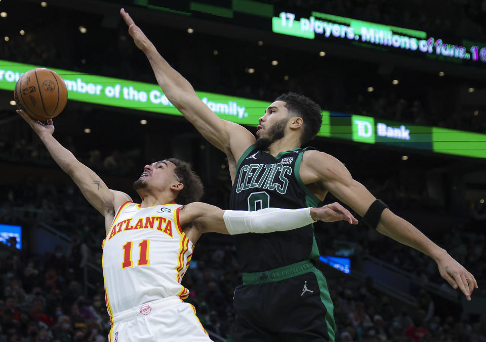 Trae Young與Jayson Tatum。（Photo by Matthew J. Lee/The Boston Globe via Getty Images）