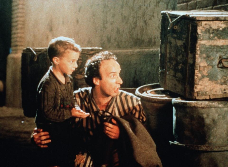 Dem Tod mit einem Lächeln begegnen: Das versuchte Roberto Benigni mit "Das Leben ist schön" (1997). Der mit drei Oscars ausgezeichnete Film handelt von einem Vater und seinem Sohn, die in einem Lager interniert werden. Um das Kind vor der grausamen Realität zu schützen, kreiert der Vater einfühlsam und mit viel herzlichem Humor eine harmlos anmutende Scheinwelt. (Bild: TNT Film)