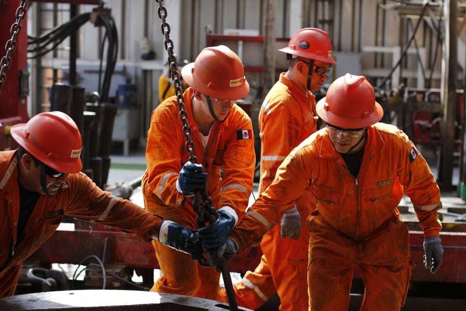 Trabajadores de Pemex en una plataforma petrolífera en la costa de Veracruz, Golfo de México. (AP Photo/Dario Lopez-Mills)