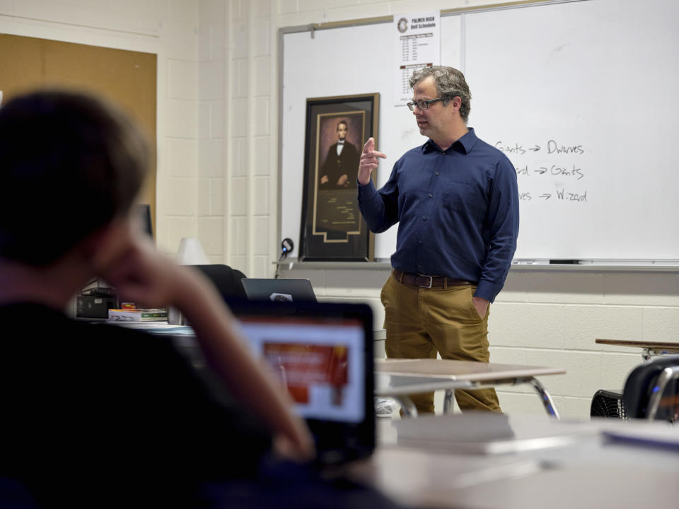 Paul Blakesley, que lleva años enseñando a los estudiantes a identificar los prejuicios y la desinformación, imparte una clase en la escuela Palmer High School de Colorado Springs, Colorado, el 22 de agosto de 2022. (Stephen Speranza/The New York Times)