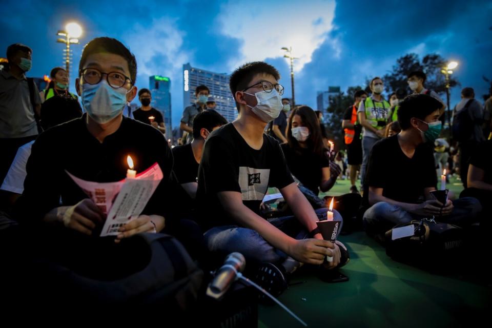 2020年6月4日，警方首次以疫情為由禁止集會，一眾民主派人士「自行」到維園悼念，羅冠聰、黃之鋒、何桂藍與岑敖暉坐在維園足球場上點起燭光。