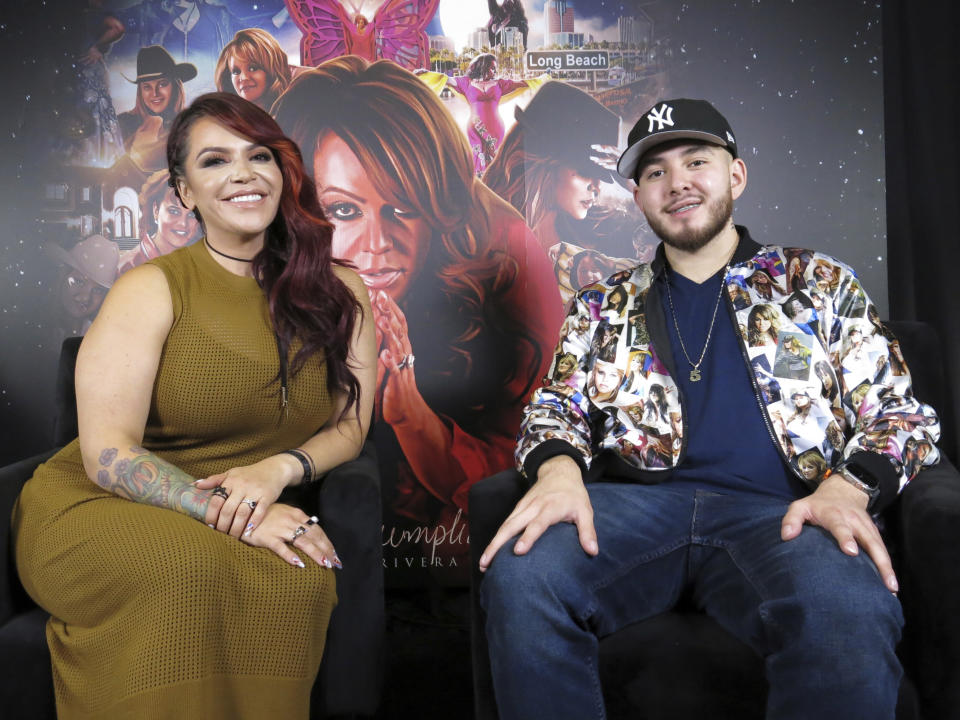 Jacqie Rivera, izquierda, y Johnny Lopez, hijos de la fallecida música Jenni Rivera, posan para un retrato para promover el álbum póstumo "Misión cumplida", en la Ciudad de México el viernes 18 de agosto de 2023. (Foto AP/Berenice Bautista)