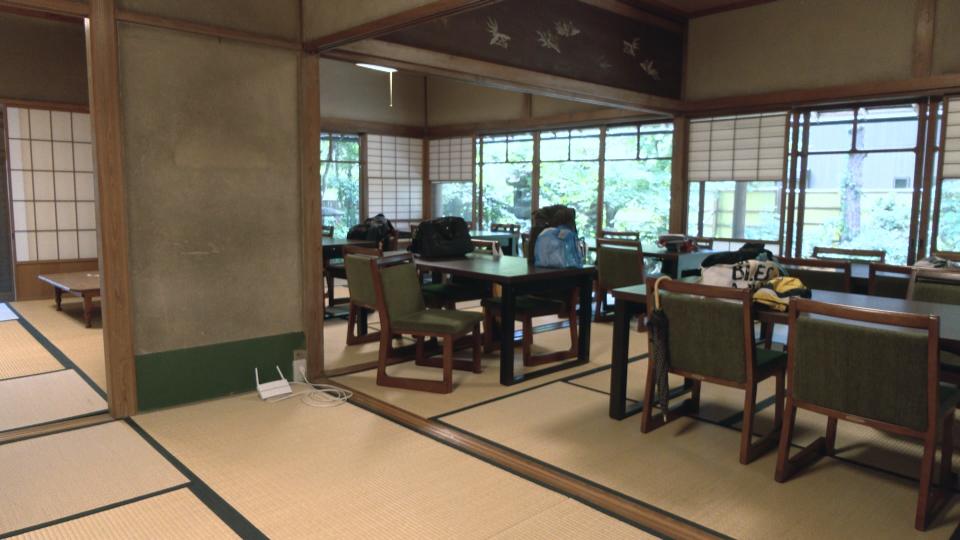 (松島孝夫的團隊執行了許多閒置房屋改造重新利用的案件，甚至連他們公司其中的一個辦公室就是魚店改裝而成。)