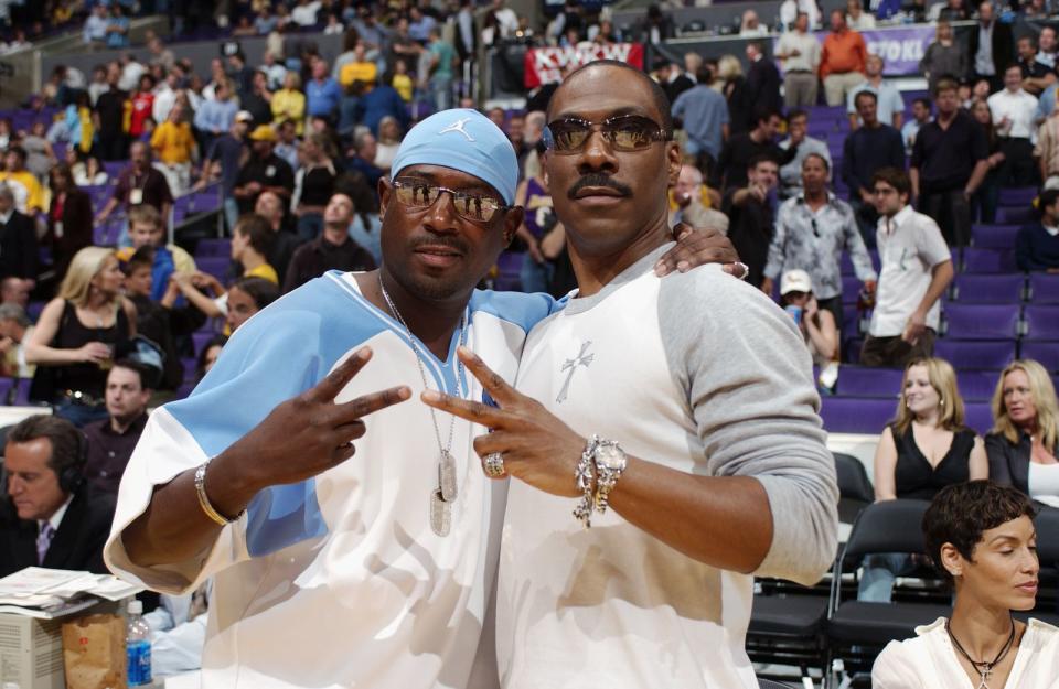 Die Schauspieler Martin Lawrence (links) und Eddie Murphy sind seit vielen Jahren befreundet. (Bild: Getty Images/2003 NBAE/Catherine Steenkeste)