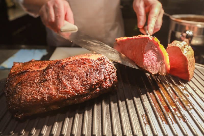 lobsterfest - cutting beef into slices