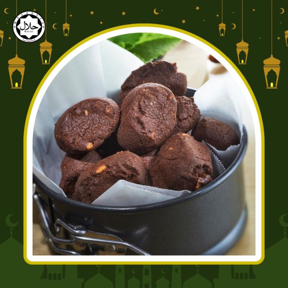 [Mdm Ling Bakery] Hari Raya Himalayan Salt Chocolate Almond Cookies 260g (Halal-Certified). (Photo: Shopee SG)