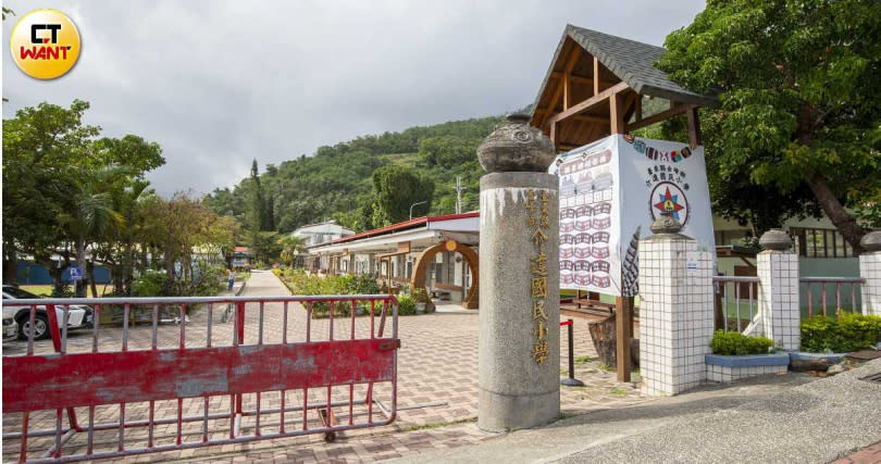 台東縣金峰鄉的介達國小位於寧靜的小村莊，未料校內發生校長與老師的紛爭，曾有督學、教育處等單位多次到訪調查。（圖／宋岱融攝）